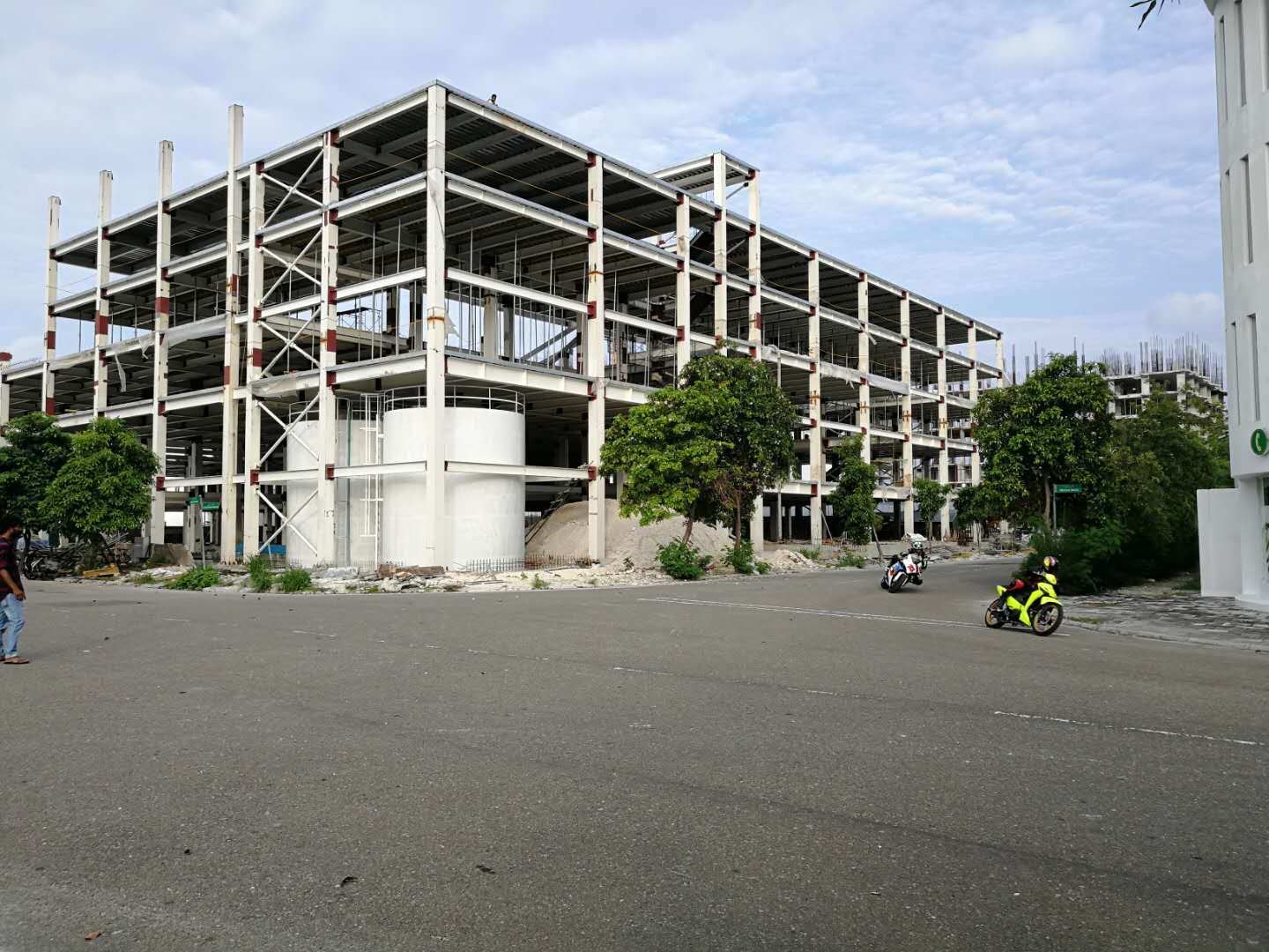 沙漠环境下的金属建筑（示意图）